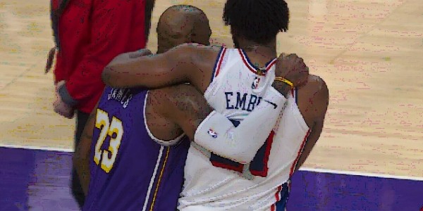 mk体育官网-胜负已定之时 詹姆斯拥抱恩比德 两人有说有笑