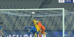 mk体育官网-申花险些再丢一球！恩里克接叶楚贵头球攻门，鲍亚雄举火烧天化解