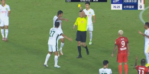 王刚无球状态下击打卡多索面部，主裁判看过VAR后处以黄牌警告