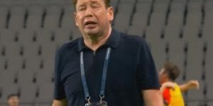 人麻了！申花后场送大礼被扳平，斯卢茨基面色赤红都快哭了！