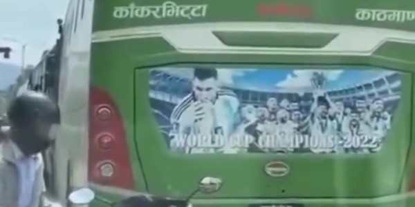 忠实拥趸！一位球迷在堵车时擦拭大巴上的梅西海报，清理灰尘